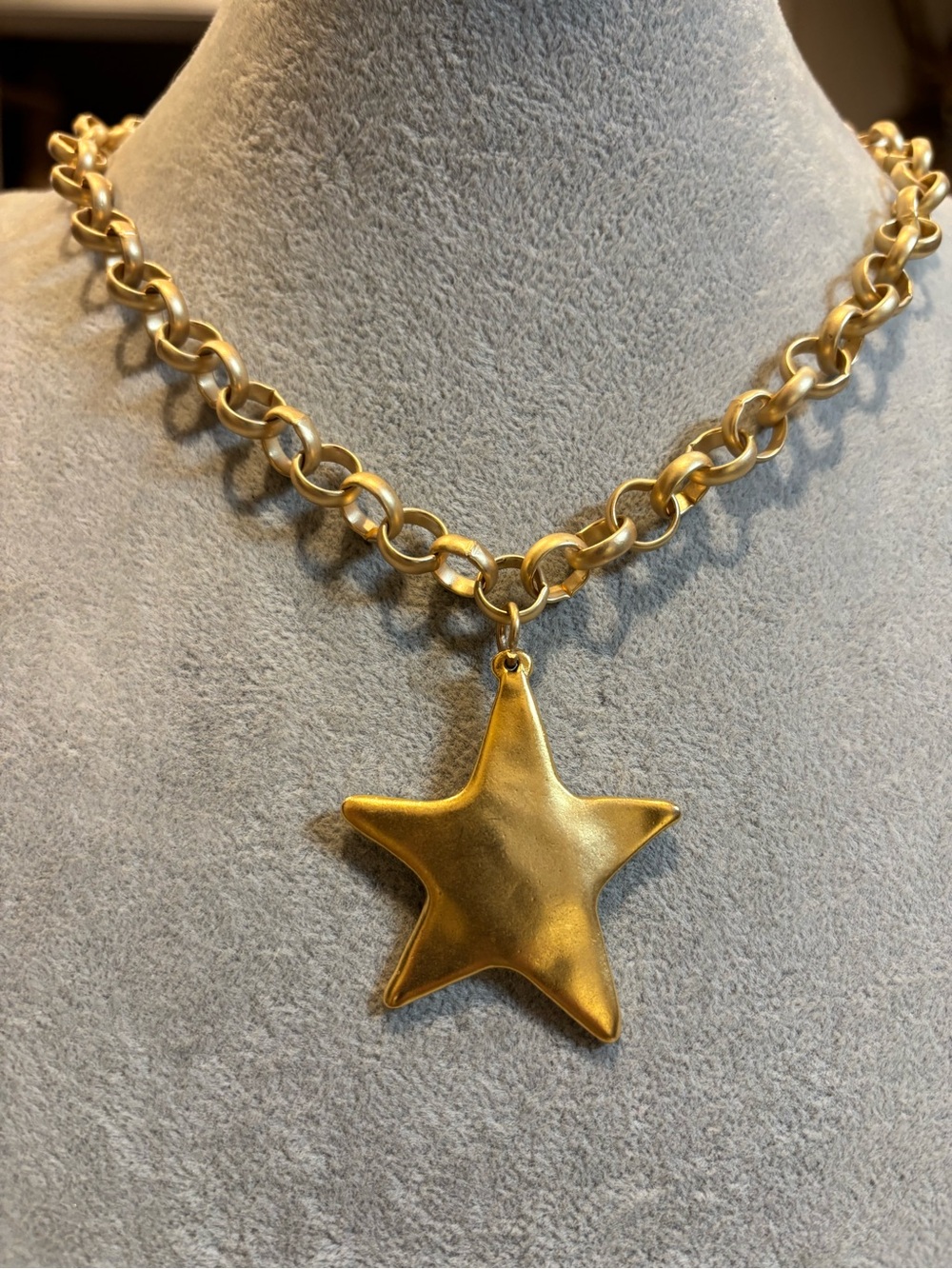 Gold tone chain necklace with gold plated star pendant!